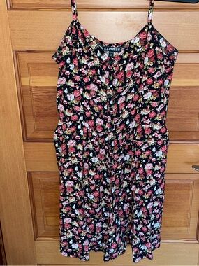 Express Floral Romper. Buttons, Spaghetti Straps & Pocket details. Size M. EUC.